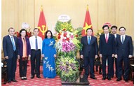 Phó Bí thư Thường trực Thành ủy Nguyễn Thị Tuyến thăm, chúc mừng các thầy, cô giáo